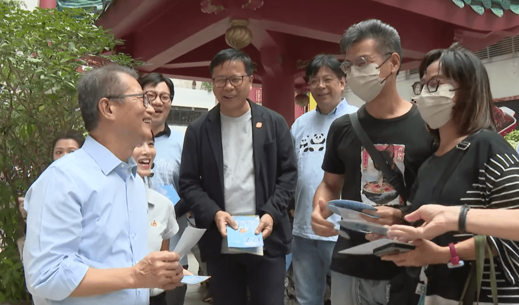 陳茂波落區向市民派發宣傳單張。陳茂波FB影片