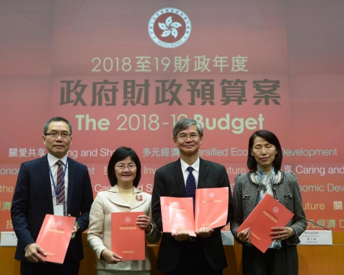 羅致光擬3年内為15萬幼兒及其家庭提供社工服務。
