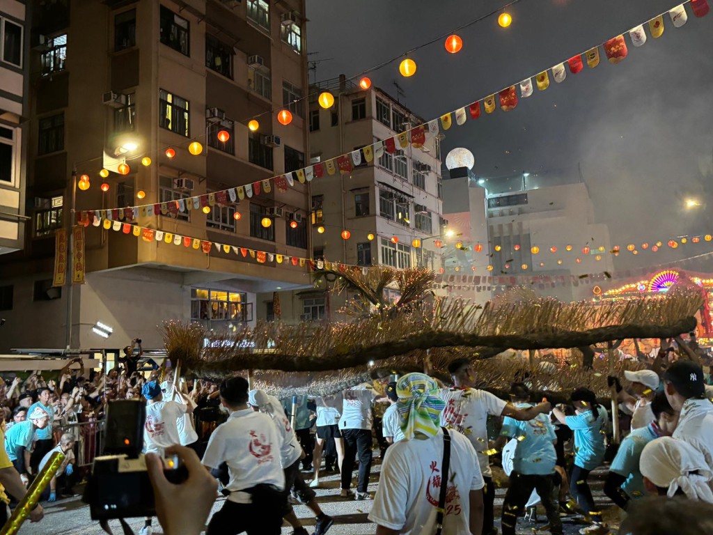 全長67米的火龍點滿過萬支長壽線香。