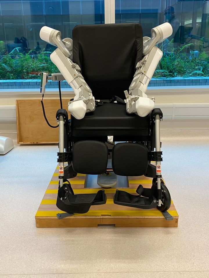 阿mo坐在复康机械人轮椅上，第一次使用「上肢双侧外骨骼」，过程畅顺。罗乃萱fb