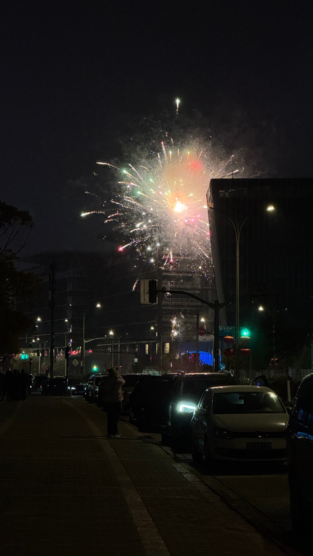 上海市民在指定燃放點放煙花。（微博）