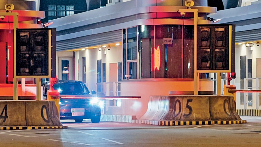 「粵車南下」政策自去年底實施，「粵車」可駛入本港市區，每日有100個名額。