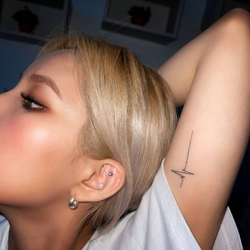 手臂內側有紋身。