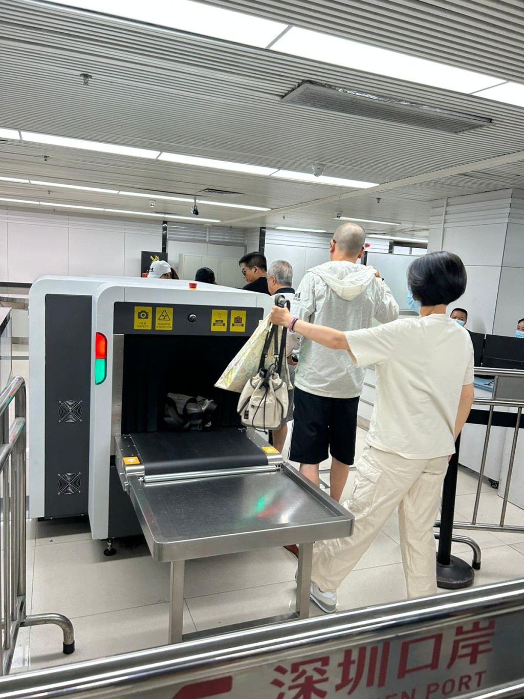 羅湖口岸新增小行李通道，有效分流旅客。本網記者攝