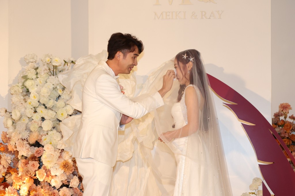 黄美棋与锺健威结婚。