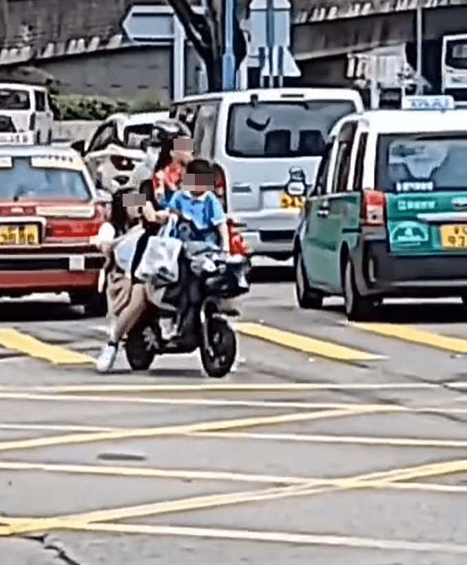 大妈驾驶电动单车载着三名小童。fb：车cam L（香港群组）