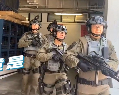  鄧炳強（右一），與前綫同事一齊拍攝，各人英氣十足。微博直播截圖