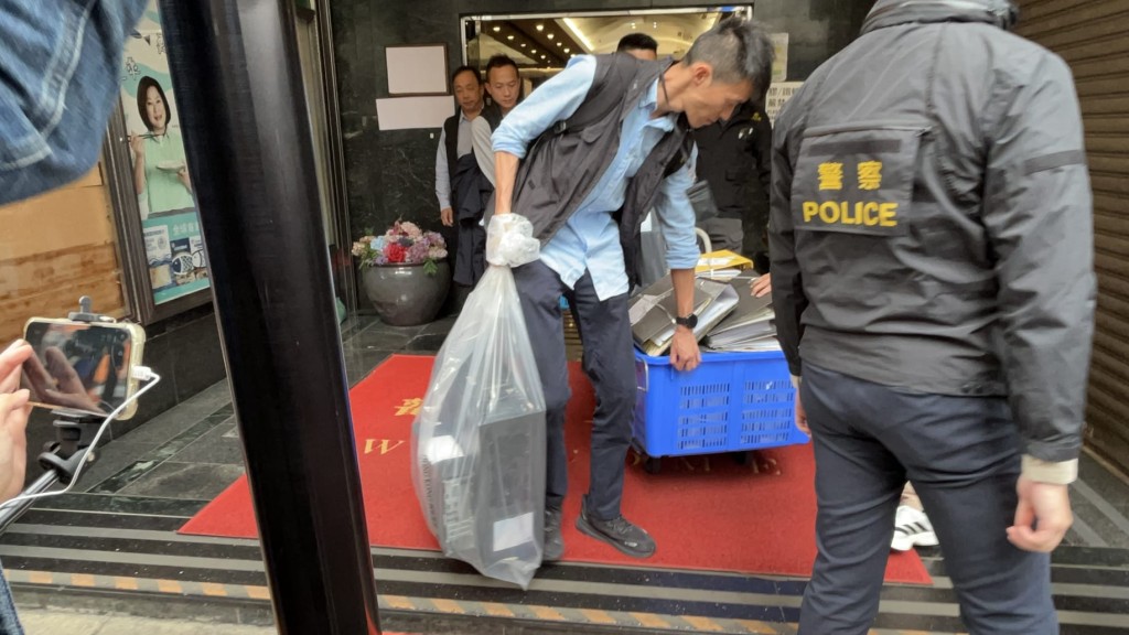 涉事工程公司的兩名董事和一名工程顧問因嚴重疏忽導致重大傷亡，涉嫌「誤殺」被捕。  蔡楚輝攝