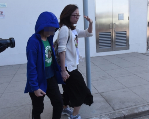 男童由女親友陪同送院。梁峰國攝