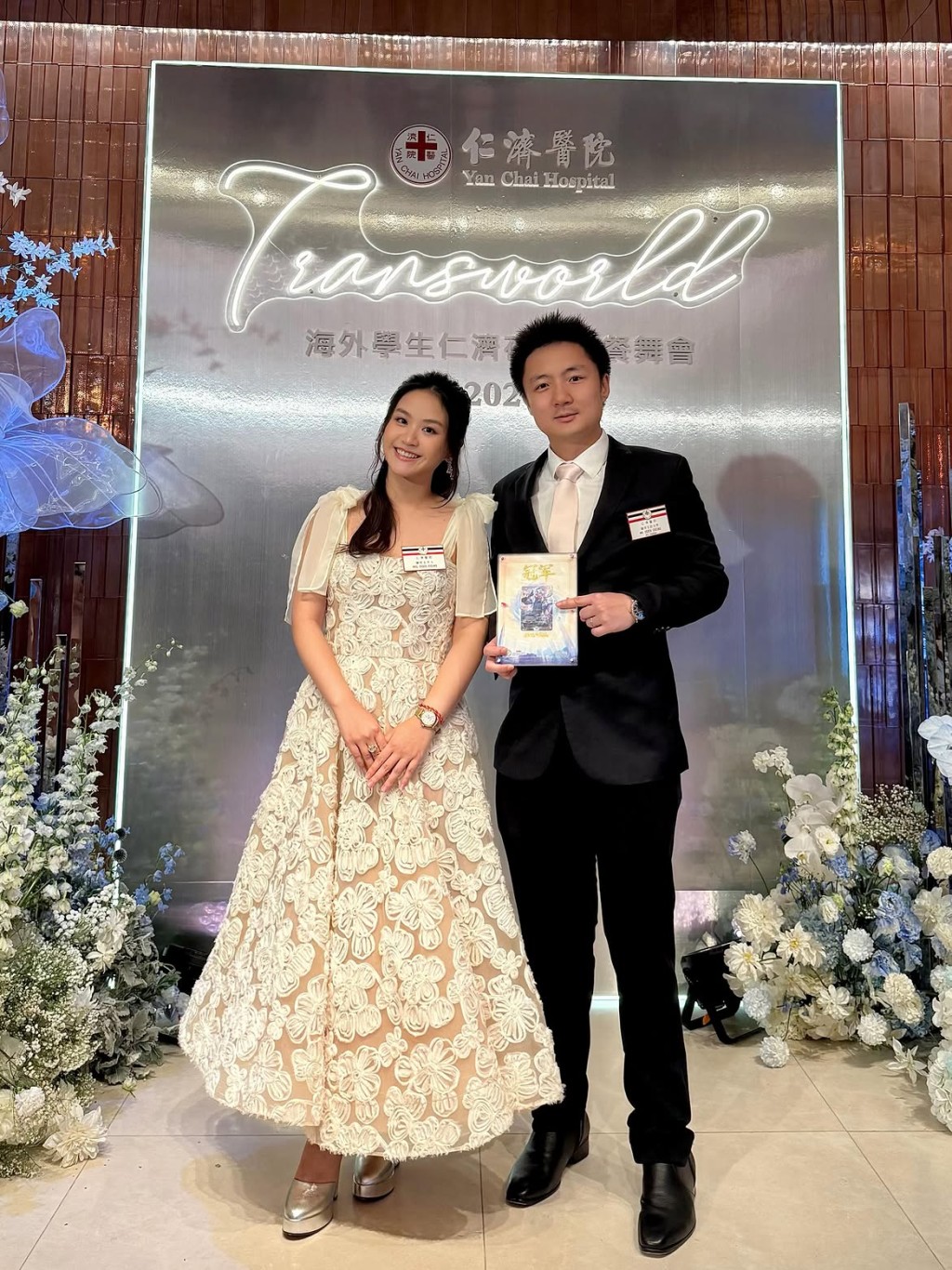 莊雅婷今日(22日)在IG分享與老公的合照,見到鍾培生拎住一張珍藏卡。 莊雅婷今日(22日)在IG分享與老公的合照,見到鍾培生拎住一張珍藏卡。