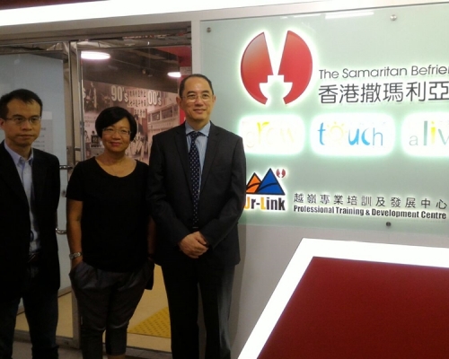 左起：「撒瑪利亞防止自殺會」總幹事曾展國、資深義工周婉芬、主席黃祐榮