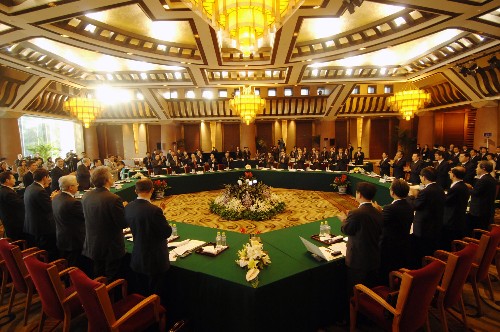 中國曾發起解決北韓核問題的六方會談，圖為2007年2月13日在北京舉行的會議。時任中國代表團團長武大偉宣讀《共同文件》後，各代表團成員起立鼓掌以示通過。 新華社