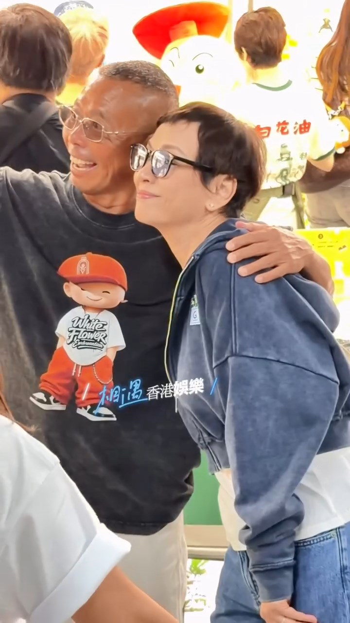 顏福偉與余安安自拍打卡。