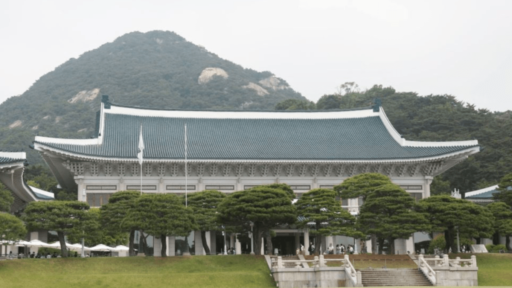 自1948年以來，青瓦台一直是韓國歷任總統官邸和辦公場所。新華社