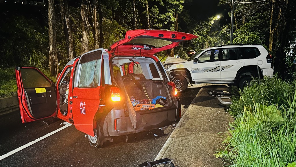 的士懷疑失控越過對面行車線。 的士懷疑失控越過對面行車線。