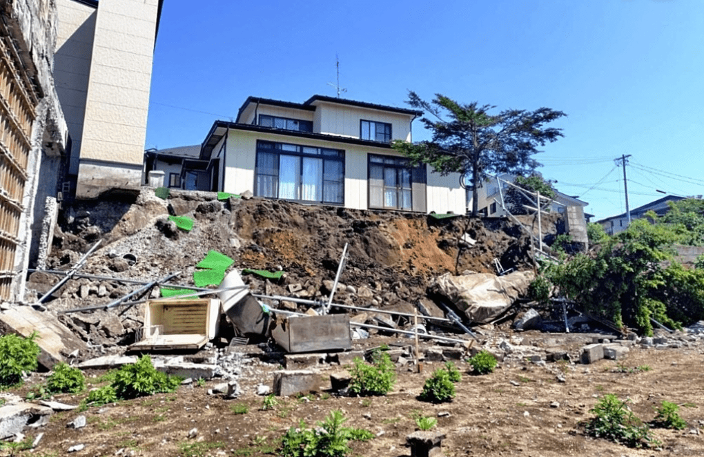 日本青森縣八戶市有小山坡崩塌。法新社