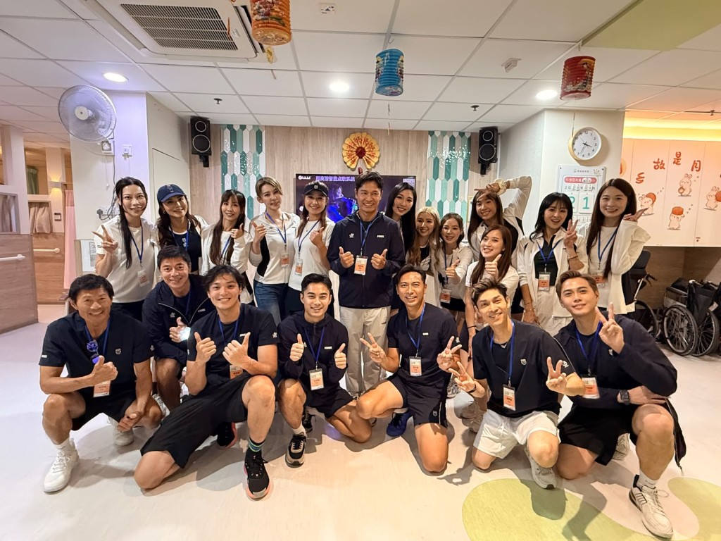 A Team中國香港藝人網球聯盟會長郭晉安、副會長黃子恆率領藝人夥伴，與逾百位老友記提早歡度佳節。