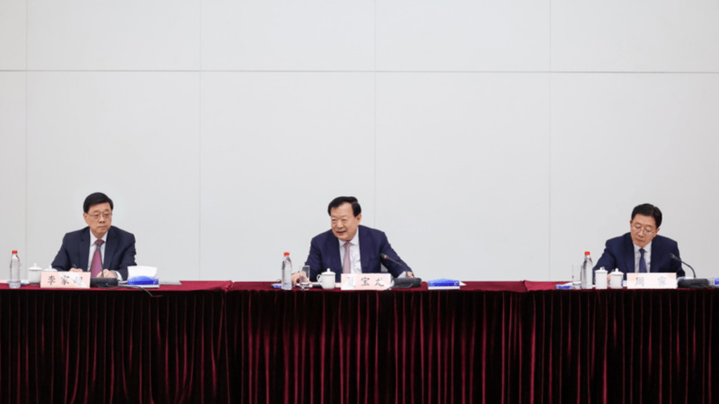 夏寶龍在政府總部與香港18區區議會主席和區議員代表座談。港澳辦網站圖片