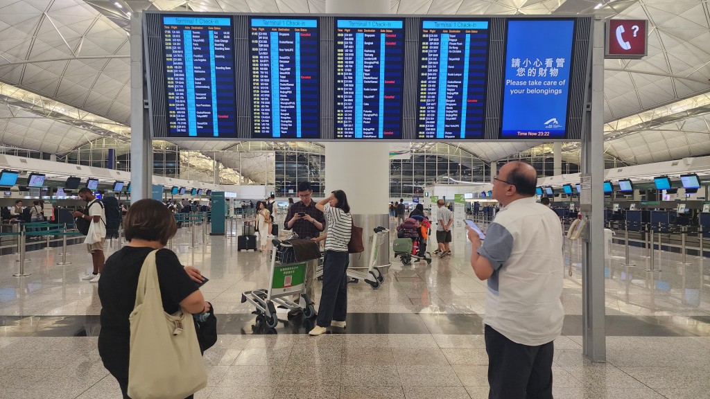 受熱帶氣旋「白海豚」影響,不少往返香港至日本的航班受影響。 受熱帶氣旋「白海豚」影響,不少往返香港至日本的航班受影響。