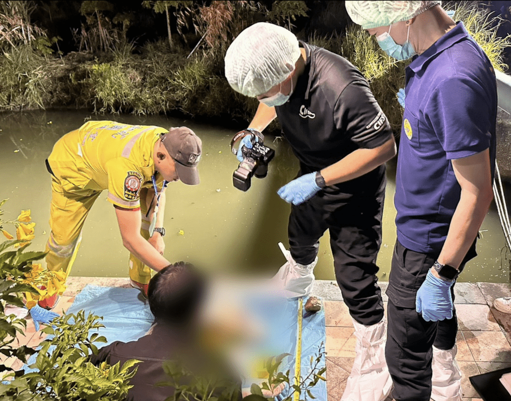 警方在周边50米范围内的河道及偏僻小路，陆续寻获共8个装有人体残肢的垃圾袋。Facebook@THAI PRESS 