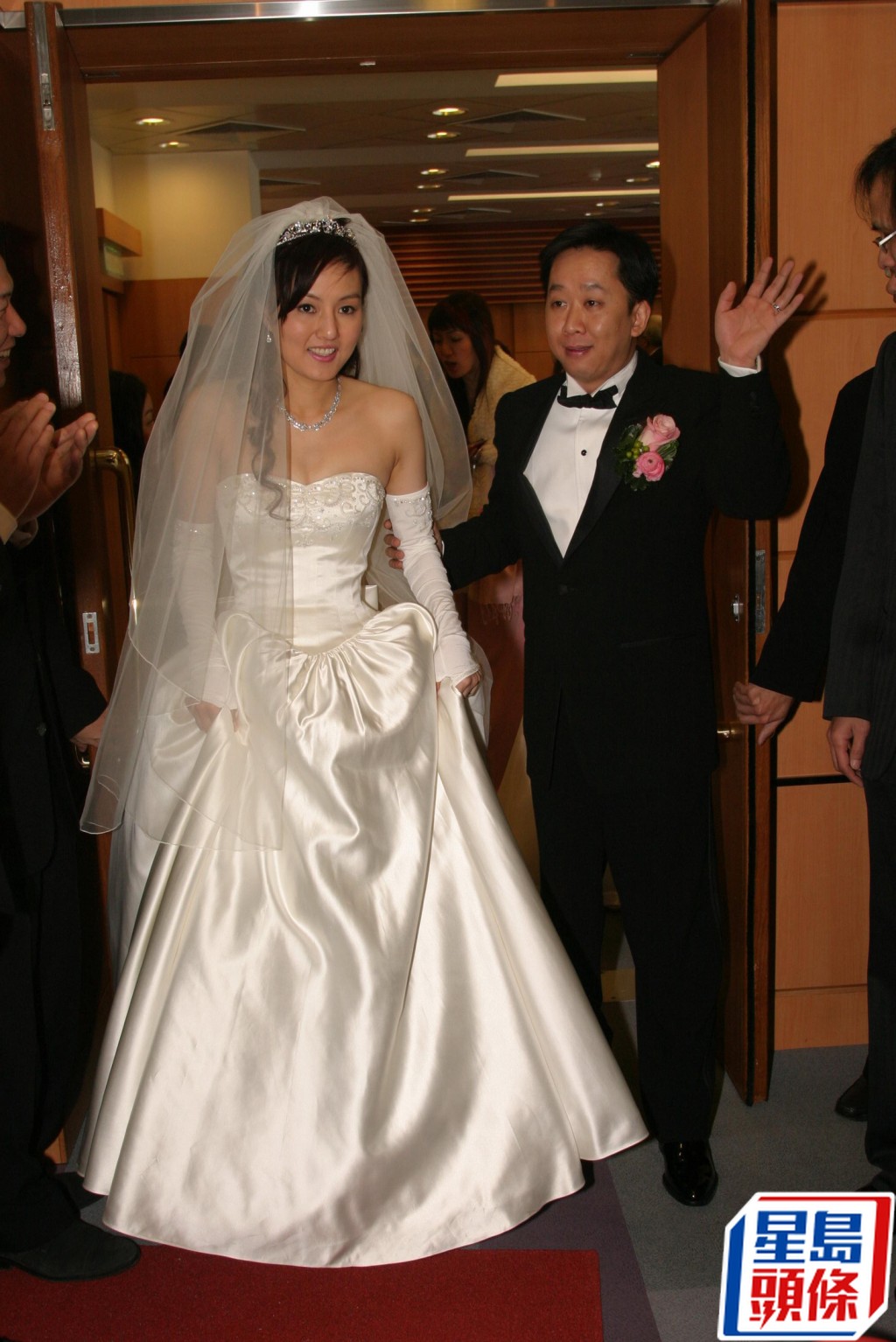 鄧兆榮結婚時搞得非常盛大。