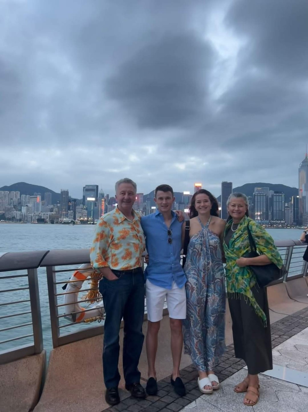 霍利時一家人感情融洽。 霍利時一家人感情融洽。