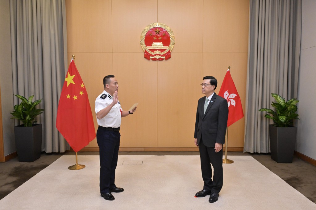警務處副處長(國家安全)江學禮(左)今日(22日)在行政長官李家超(右)監誓下宣誓就任。政府新聞處圖片 警務處副處長(國家安全)江學禮(左)今日(22日)在行政長官李家超(右)監誓下宣誓就任。政府新聞處圖片