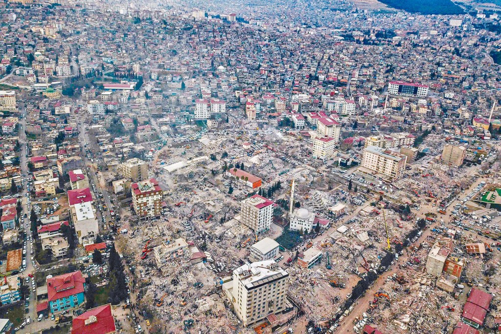 土国卡赫拉曼马拉什市大量楼宇倒塌损毁。