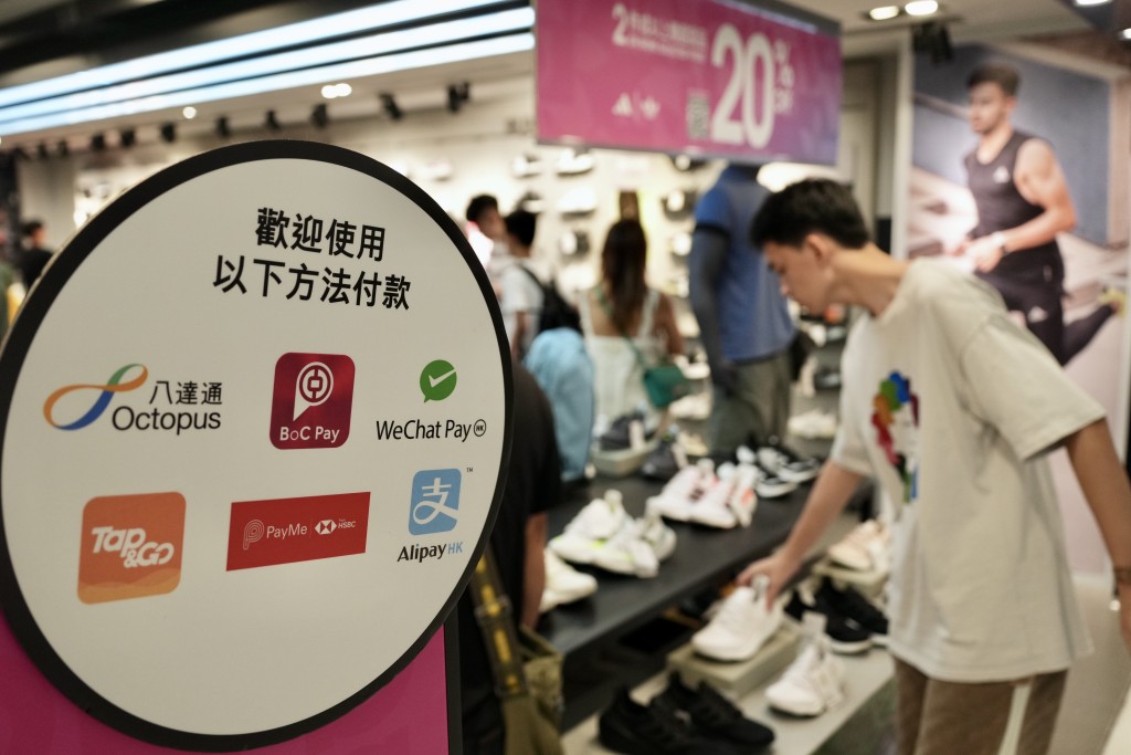 相比起以往的1萬元消費券，2,000元不算太大數目，但有很大作用。資料圖片