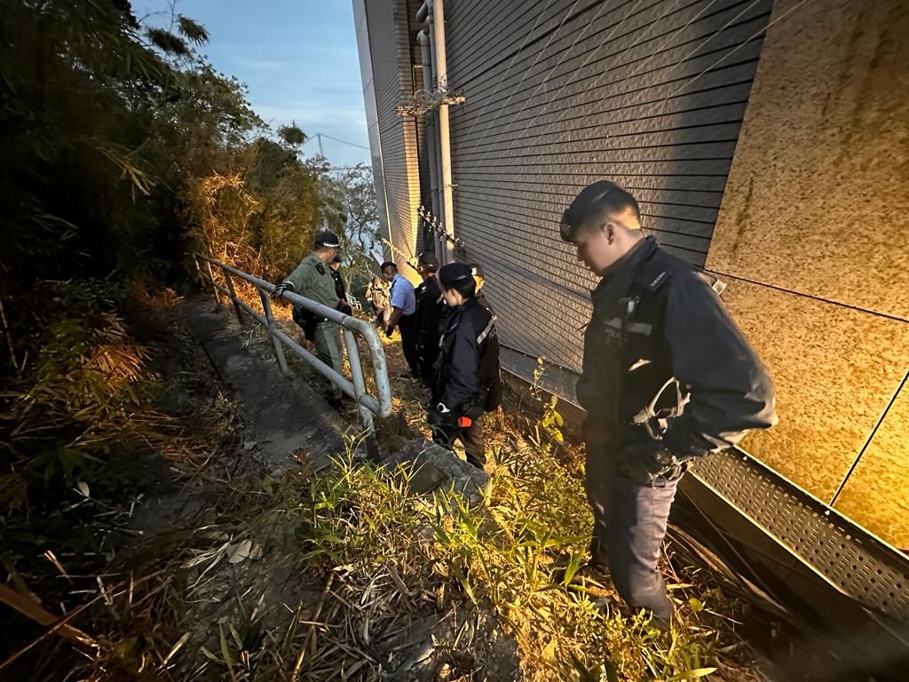 警员在荃湾区内乡郊爆窃黑点，搜查隐蔽位置及可能有疑犯匿藏的地方。警方图片