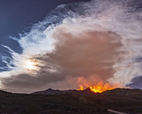 埃特納火山岩漿噴射高達1500米。AP圖片