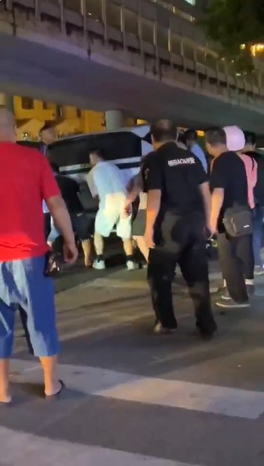 現場民眾合力抬車救人。 現場民眾合力抬車救人。