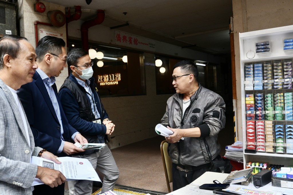 邵家辉（左二）联同海关、香港报贩协会代表一同到佐敦区实地巡视。卢江球摄