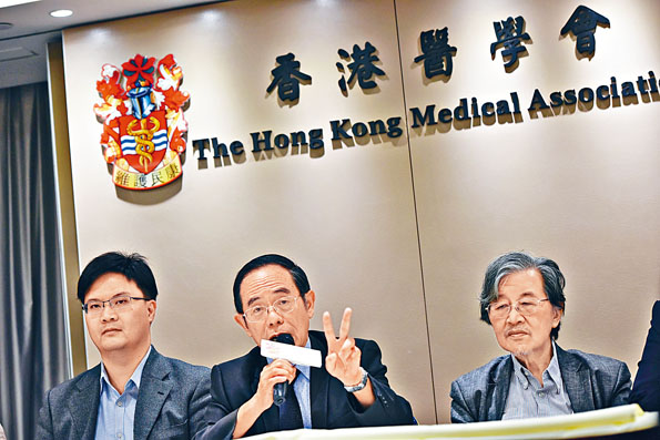 多个医学界别组织昨晤陈肇始商讨放宽海外医生豁免实习等方案。图为医学会会长何仲平，回答传媒提问。
