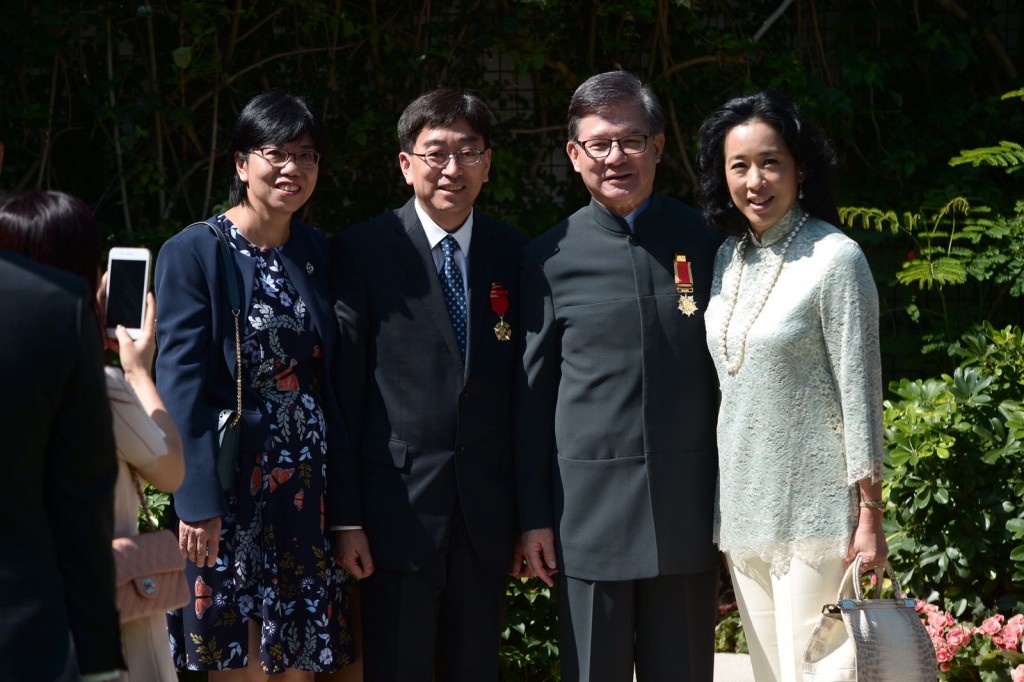 羅康瑞(右二)獲頒大紫荊勳章。