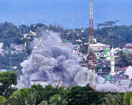 菲律宾政府军在南部棉兰老岛和效忠极端组织「伊斯兰国」的武装人员激战。AP