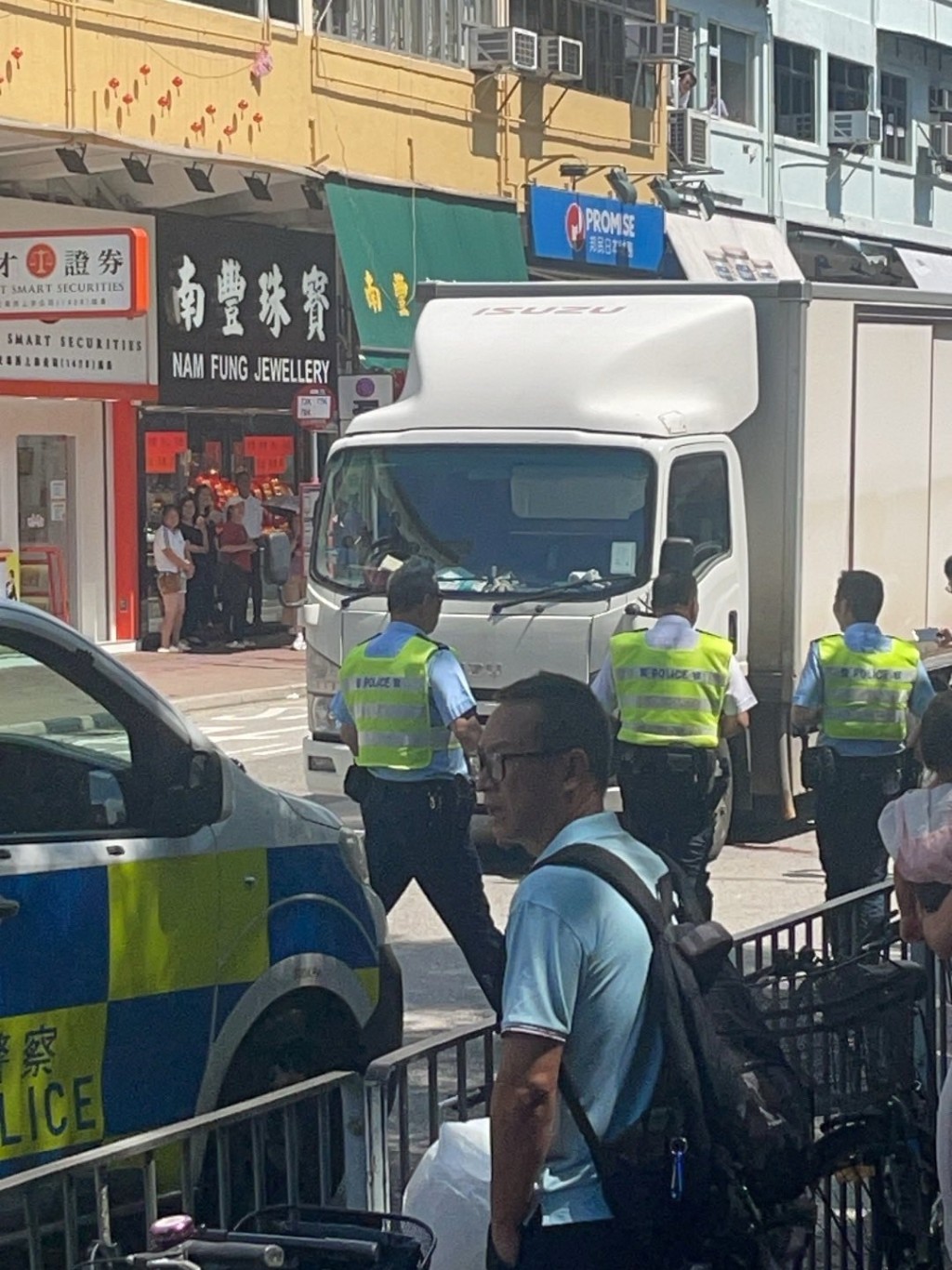 警方消防到場救援。FB:車Cam L(香港群組) 警方消防到場救援。FB:車Cam L(香港群組)