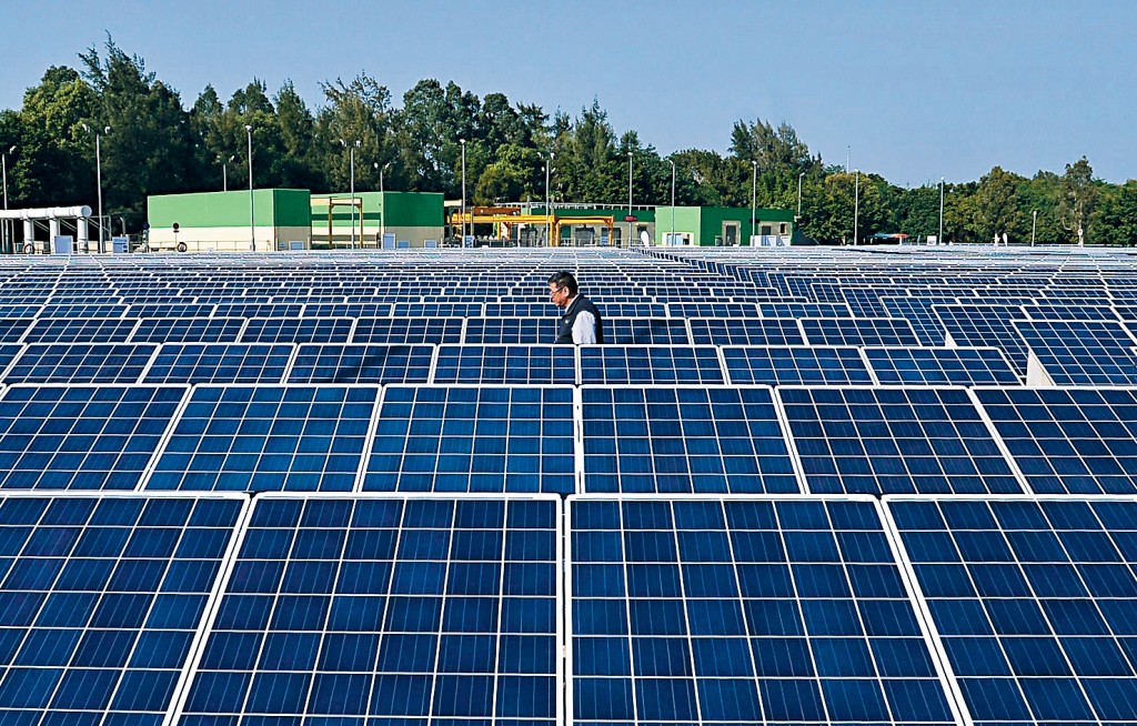今年《財政預算案》提出「太陽能發電建築先導計劃」,探討在政府建築物幕牆應用太陽能發電技術。