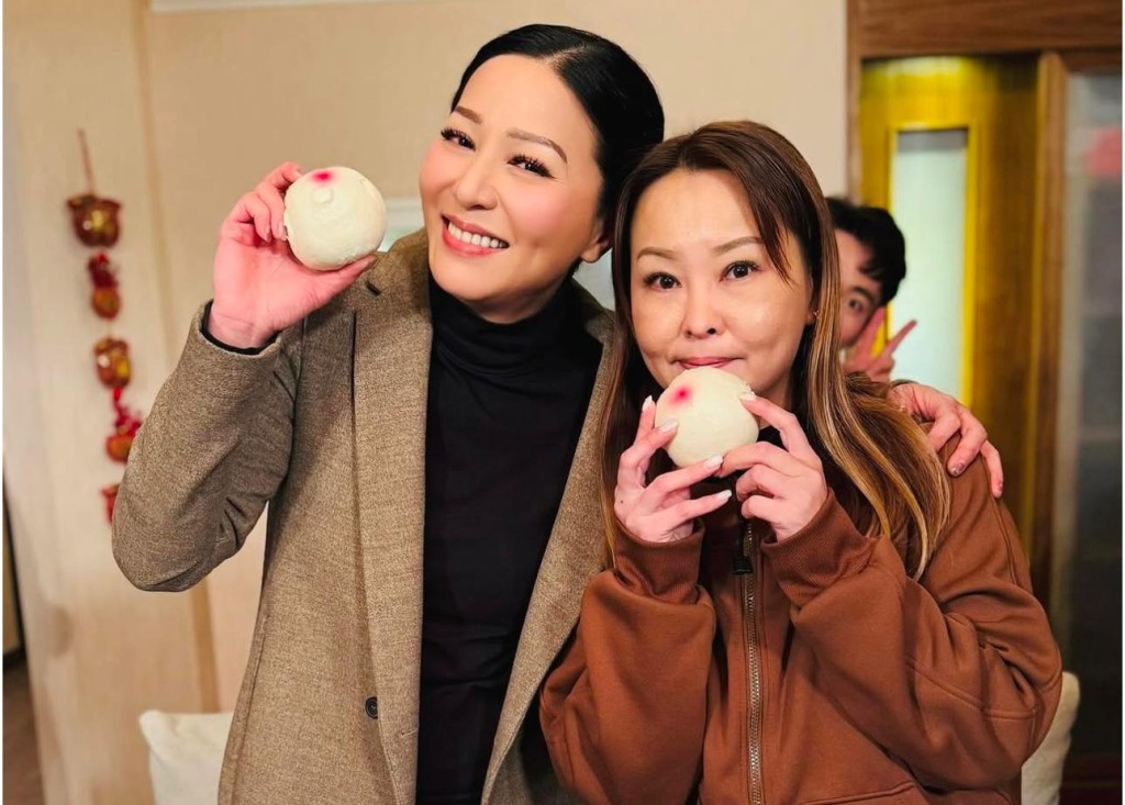 滕麗名在社交網大曬多張與「熊家」的慶生照。