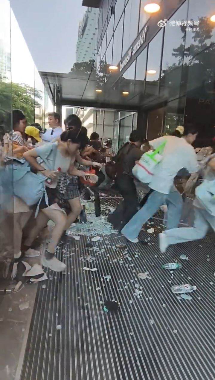 《逐玉》張凌赫的粉絲在南寧逼爆商場玻璃門。微博