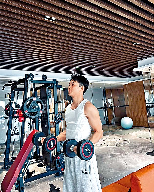 黄庭锋热爱健身，形象健康。