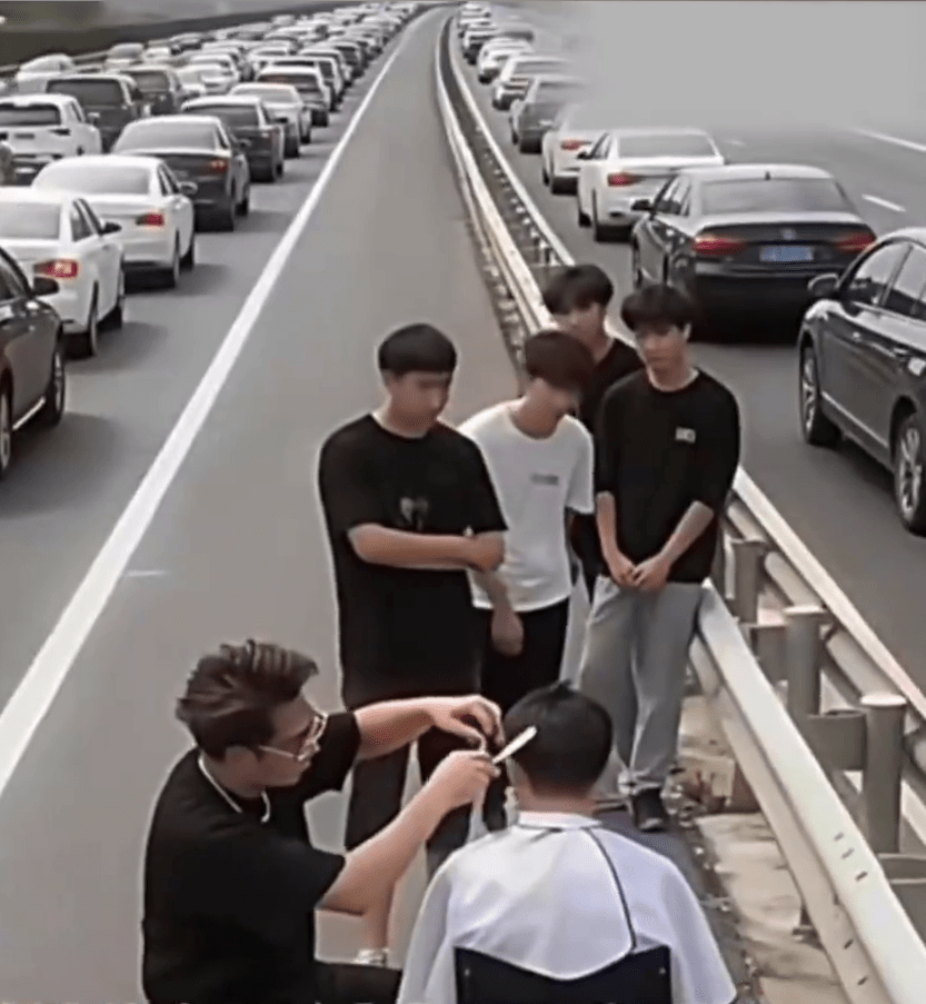 有人在公路理髮。