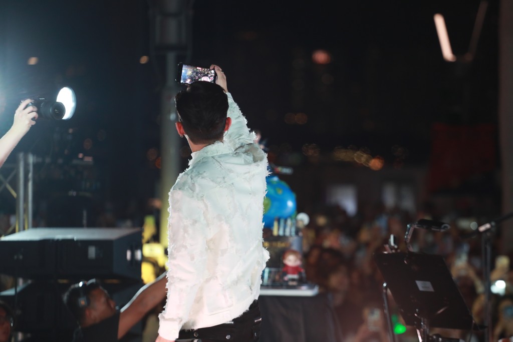 张天赋（MC）在文化中心露天广场举行演唱会，由于免费入场，粉丝早在广场霸位，舞台核心与外围有近8千人。