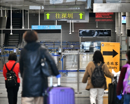 深圳市口岸辦宣布,由即日起,由香港入境深圳的普通旅客,需持有24小時內的核酸檢測陰性結果紙本報告。資料圖片
