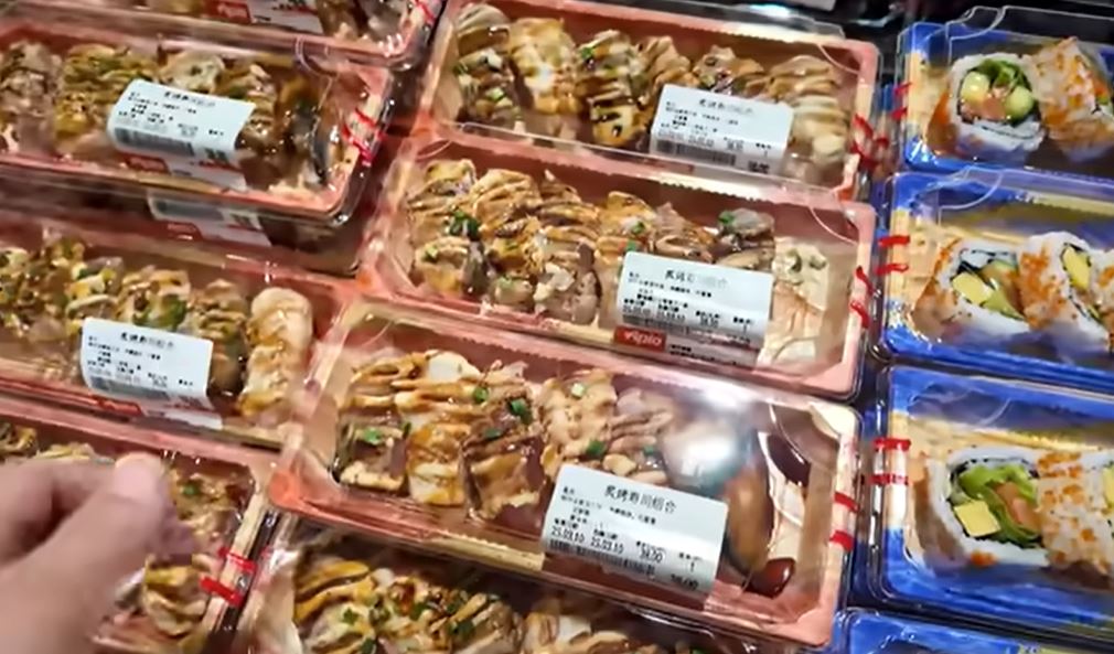 上海日本超市販賣壽司。影片截圖
