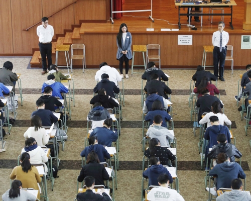 議員關注自修生不獲代繳考試費,認為政府矯枉過正。