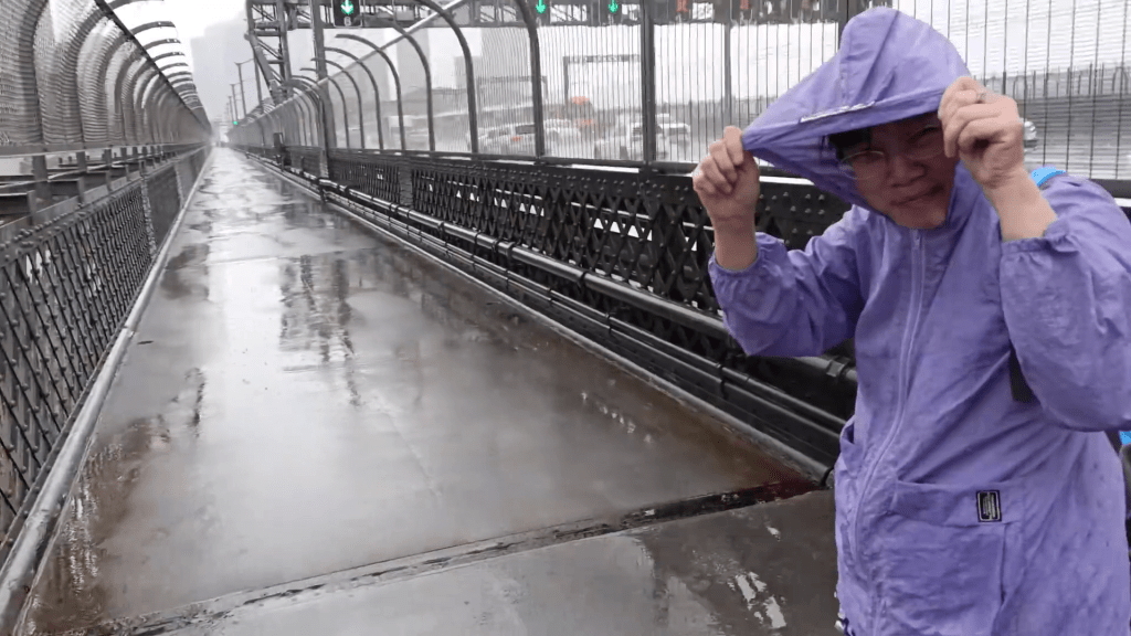 在悉尼登上港湾大桥时遇上狂风暴雨,二人仍继续以步行探索城市,展现随遇而安的豁达。 在悉尼登上港湾大桥时遇上狂风暴雨,二人仍继续以步行探索城市,展现随遇而安的豁达。