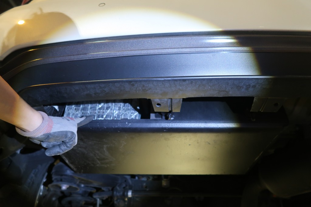 第一輛私家車的車底暗格。海關圖片