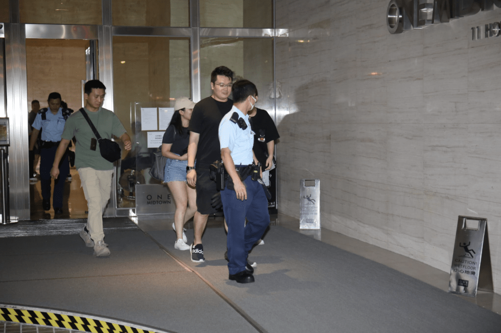 中心3名職員亦一同前往警署助查。蔡楚輝攝 中心3名職員亦一同前往警署助查。蔡楚輝攝