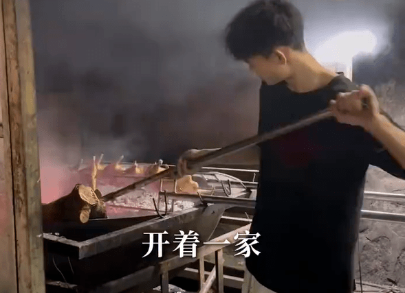 小陳年僅16歲已創業開烤雞檔，日賣百雞營收約萬元人民幣。抖音